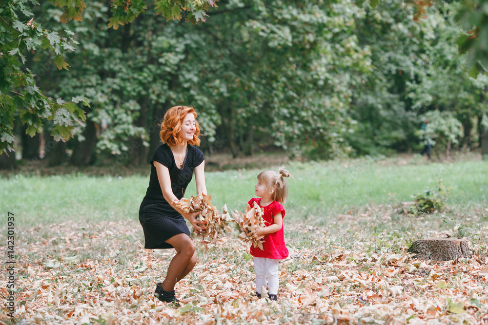 Fototapeta premium mom and daughte