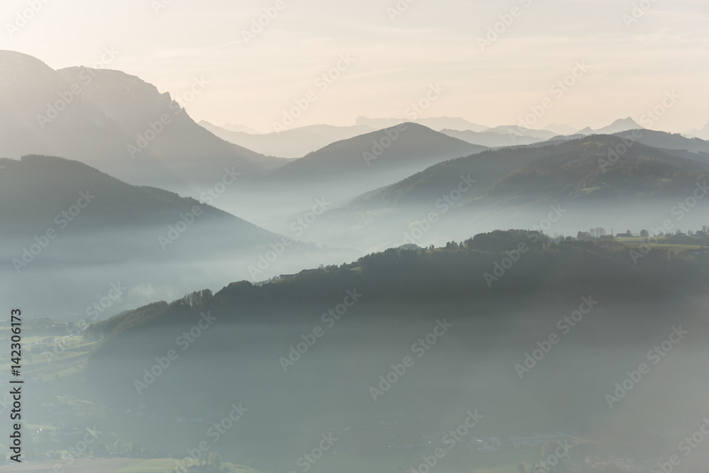 Berglandschaft mit Nebel mystisch