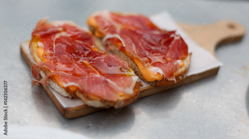 Spanisches Speckbrot auf Holzbrett Antipasti Spanisches Speckbrot auf Holzbrett Antipasti