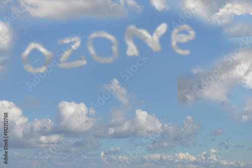 Ozone écrit avec des nuages photo
