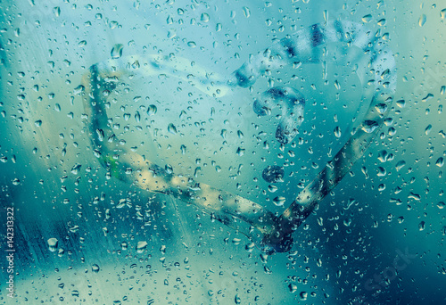 Нарисованное сердечко на запотевшем от дождя окне