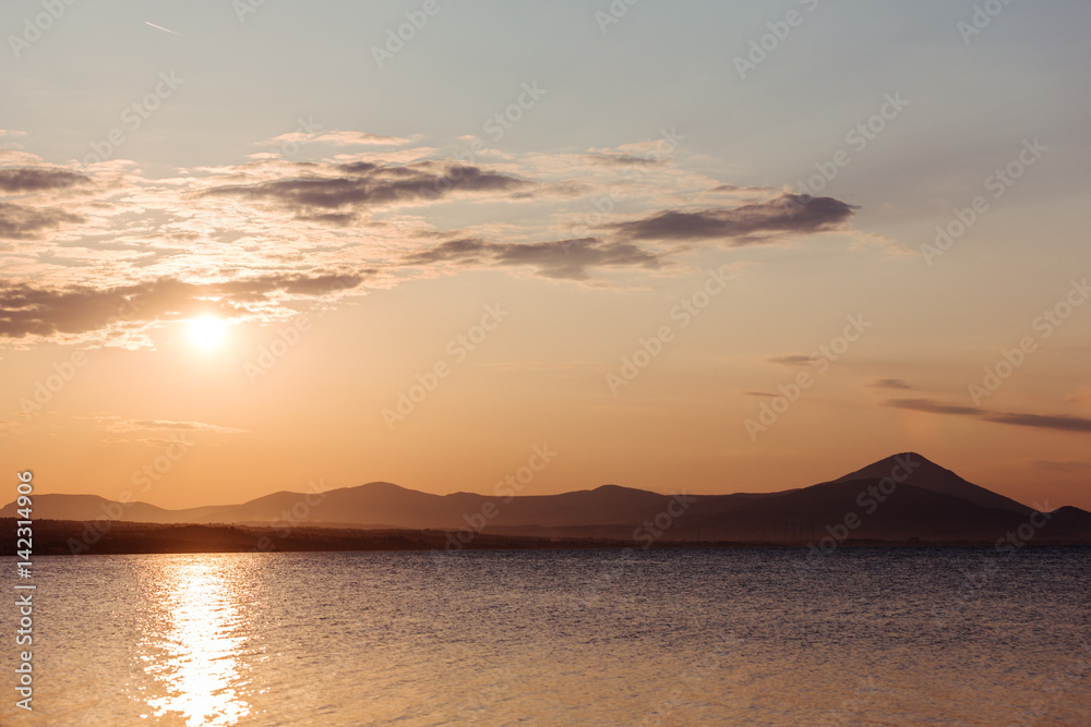 Sonnenuntergang in Griechenland mit Insel und Wolken Sonnenuntergang in Griechenland mit Insel und Wolken