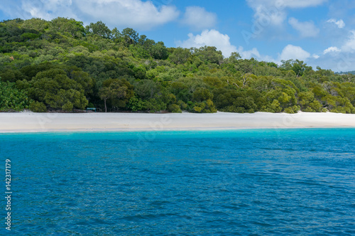 Fototapeta Naklejka Na Ścianę i Meble -  Australian famous Whitehaven beach with silica white sand and turquoise waters