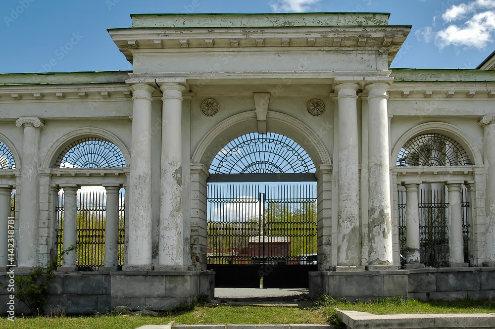 Obraz premium Ekaterinburg, Russia - May 18, 2006: Gate of City palace of children and youth creativity 