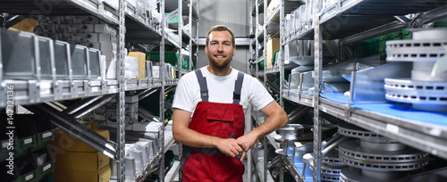 Photos Mitarbeiter in Arbeitskleidung in einem Warenlager im Handel // Employees in wor