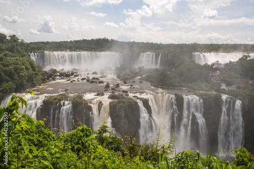 Die schieren Wasserfälle der "Las Cataratas del Iguazú" (span.) bzw. "Cataratas do Iguaçu" (port.) in Argentinien