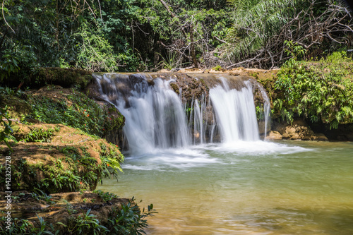 Fototapeta Naklejka Na Ścianę i Meble -  Wasserfall am Rio do Peixe bei Bonito, Mato Grosso do Sul, Brasilien