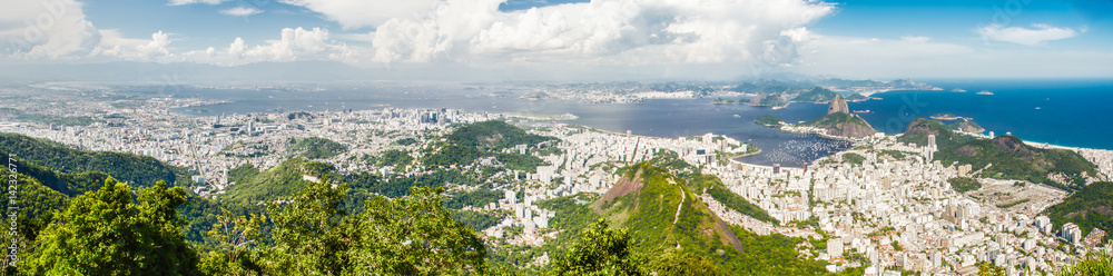 Sicht auf die Stadt Rio de Janeiro, Brasilien, mit Blick auf Zuckerhut, Copacabana, Ipanema, ...