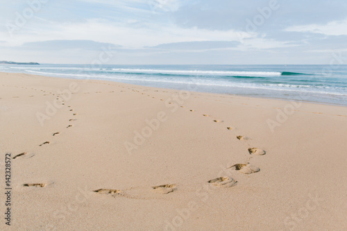 Fußabdrücke im Sand am Meer