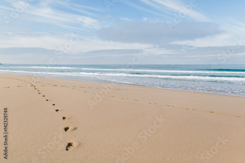 Fußabdrücke im Sand am Meer