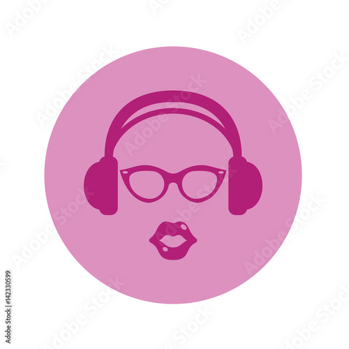 Icono plano auriculares con gafas y labios en circulo violeta