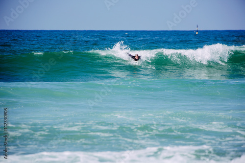 Surferboy in den Wellen in Portugal, Küste, Peniche © Nena