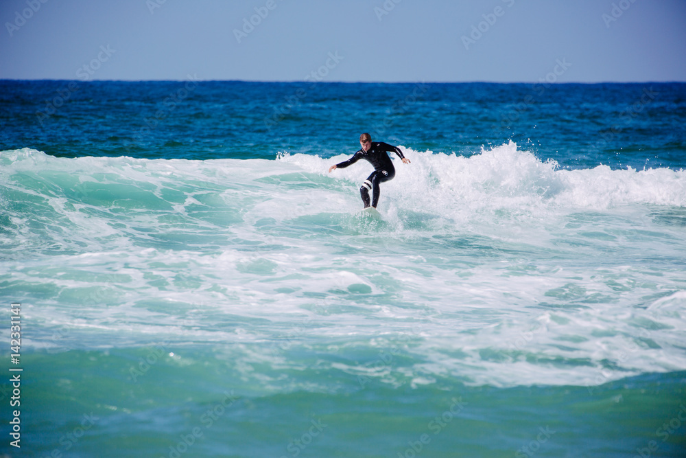 Surferboy in den Wellen in Portugal, Küste, Peniche