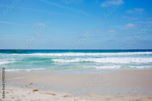 Sandstrand Küste in Portugal mit Wellen zum Surfen