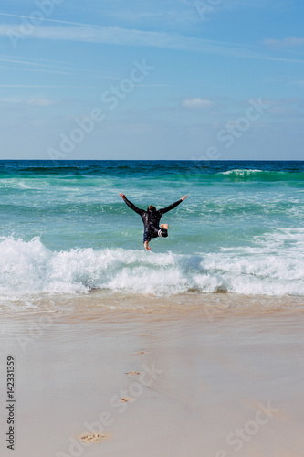 Surferboy vor den Wellen in Portugal, Küste, Peniche