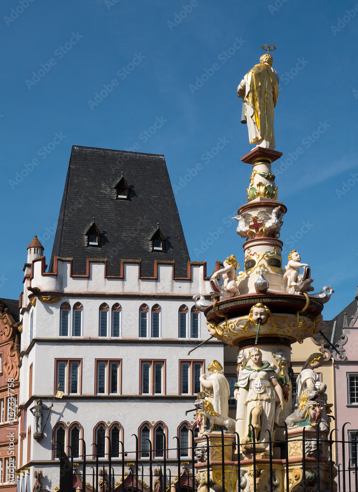 Fototapeta premium Trier Altmarkt Petrusbrunnen