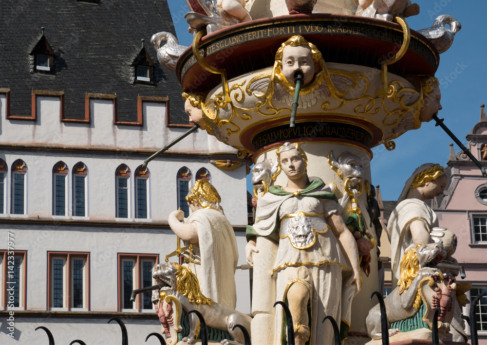 Fototapeta premium Trier Altmarkt Petrusbrunnen