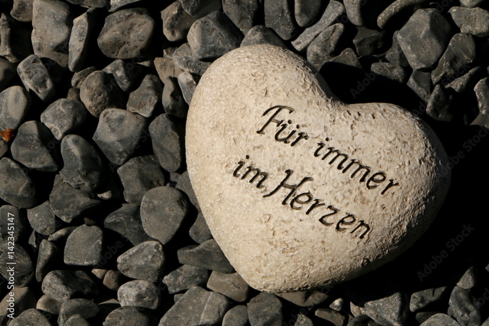 Obraz premium Forever in my Heart, Cemetery, Herz auf einem Grab