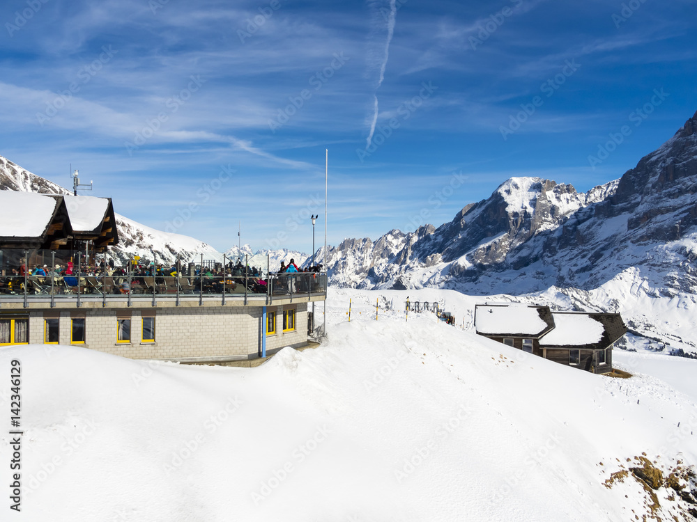 Winterlandschaft  mit Skihütte  hinten das  Wetterhorn, Grindelwald, Wetterhorn, Interlaken-Oberhasli, Berner Oberland, Kanton Bern, Schweiz