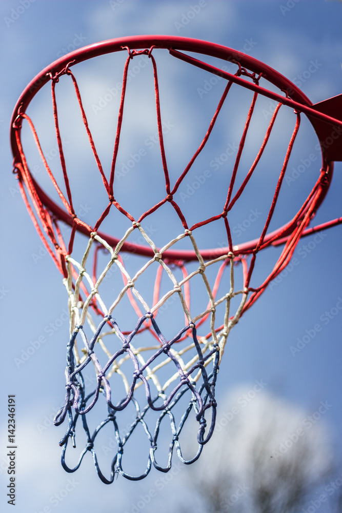 Basketballkorb im Sonnenlicht