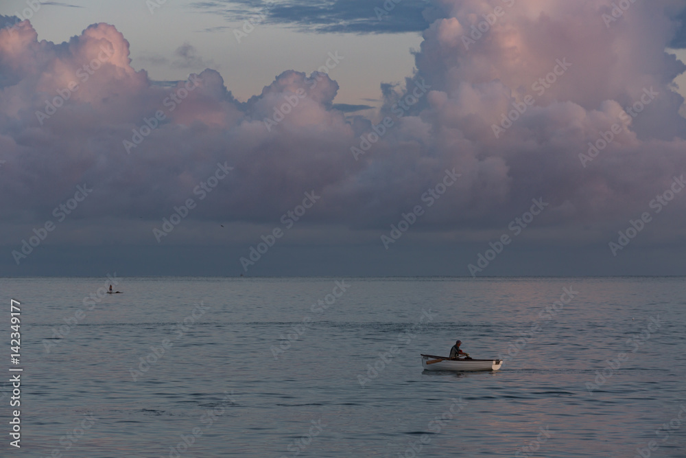 Naklejka premium Man fishing in the Pacific Ocean