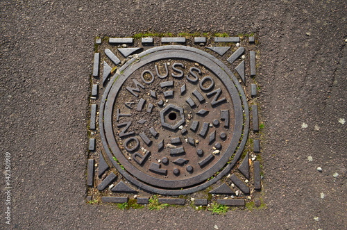 Fototapeta Naklejka Na Ścianę i Meble -  Plaque d'égout (France)