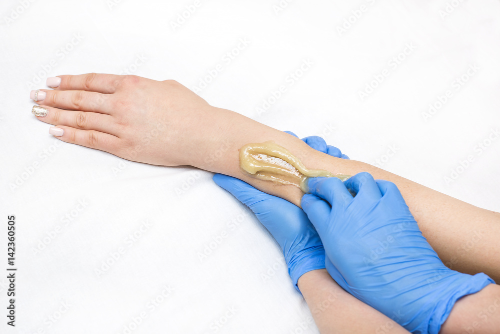 Obraz premium Epilation sugar processes woman passes in a beauty salon