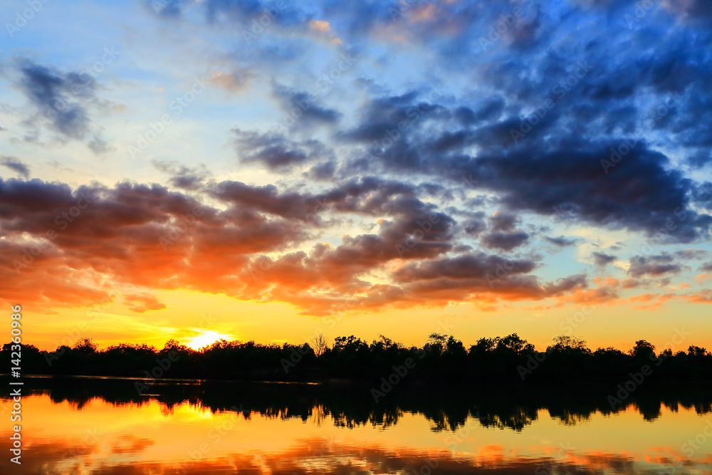 Fototapeta premium Beautiful atmosphere sky at sunset.
