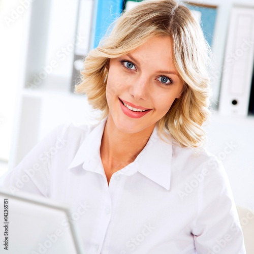 Modern business woman Free Download Modern business woman - GFXLoad