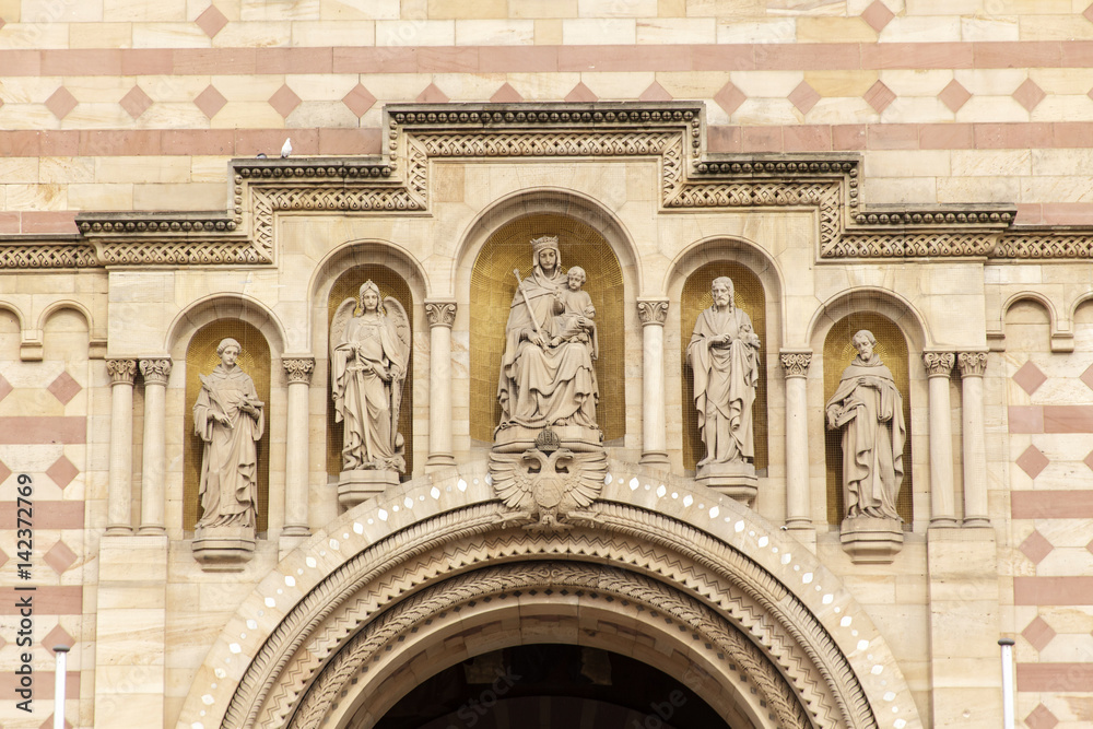 Apostel des Dom von Speyer über dem Portal