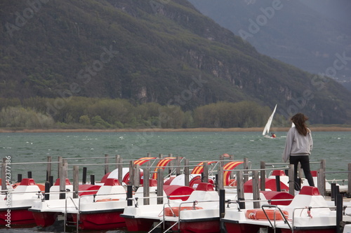 un pomeriggio ventoso al lago photo