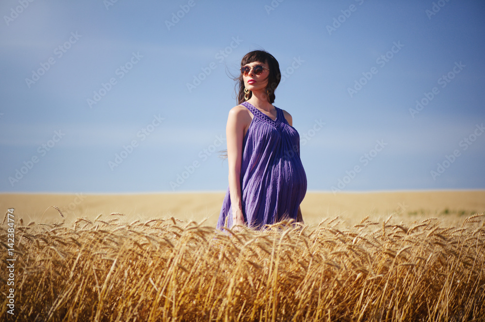 Obraz premium pregnant woman in wheat field