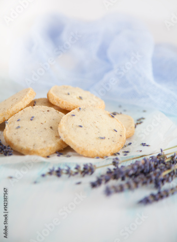 Obraz na płótnie Aromatic lavender handmade cookies on wooden background with copy space w salonie