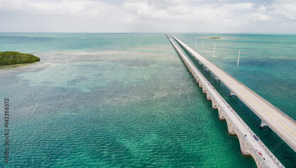 Fototapeta premium Beautiful aerial view of Overseas Highway Bridge, Florida