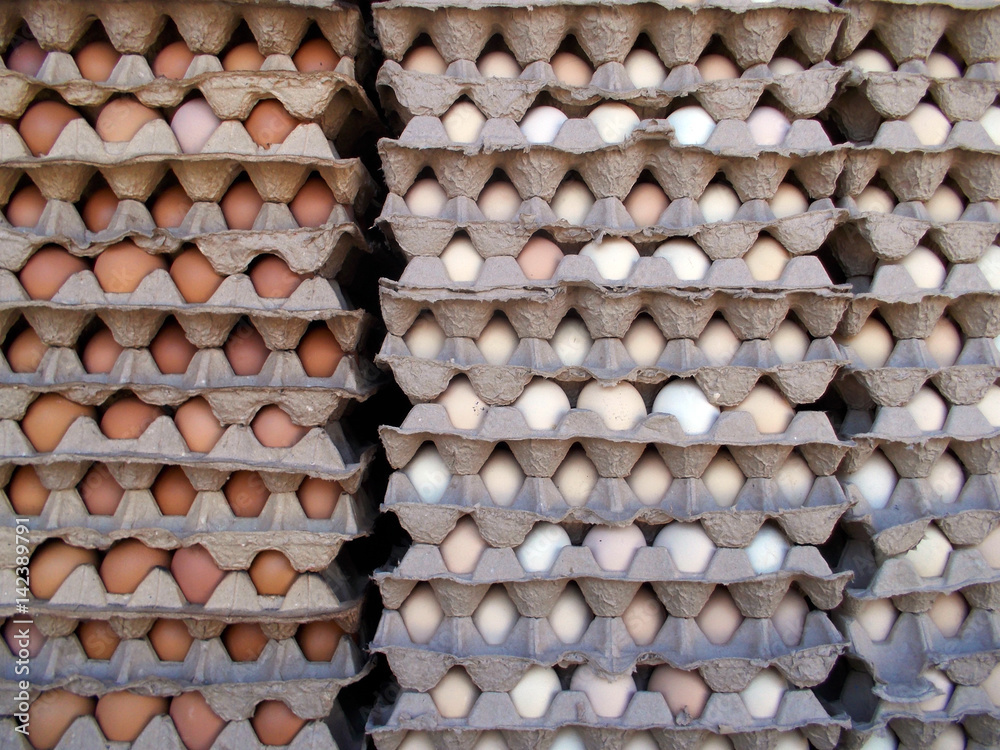 Решетки яиц на рынке
