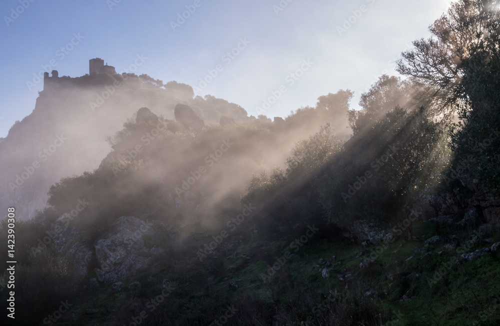 luz y niebla en el Castillo de Alange