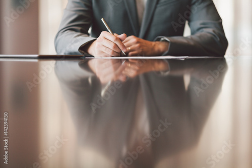 Sign rhe contract.