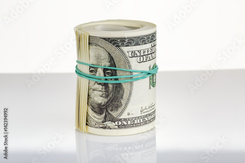 Пачка долларов завязанных резинкой стоит вертикально
