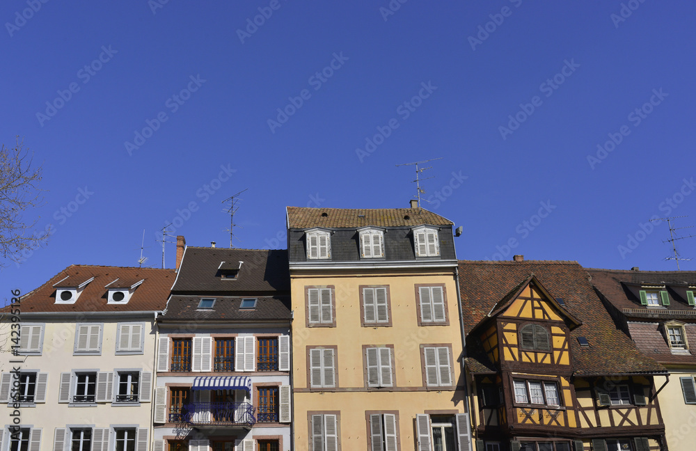 Ligne de maisons Alsaciennes sous le ciel bleu de Colmar (68000), département du Haut-Rhin en région Grand-Est, France