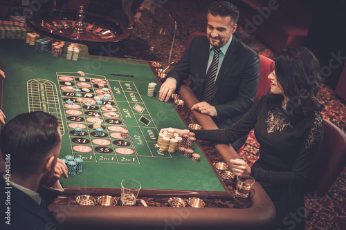 Fotografía Upper class friends gambling in a casino