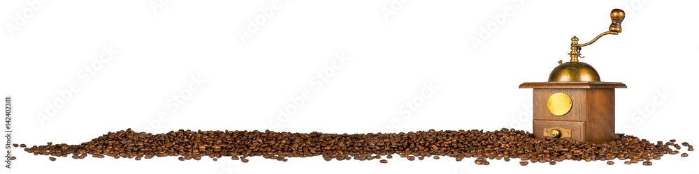 Obraz premium ziarna kawy ze starym młynie na białym tle