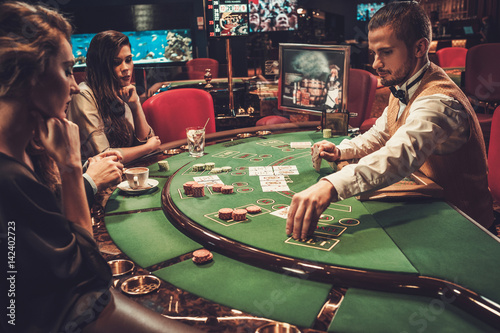 Canvas Print Upper class friends gambling in a casino