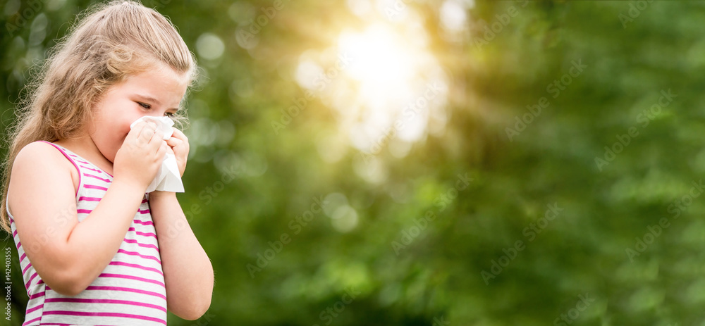 Panorama von Kind mit Heuschnupfen oder Allergie