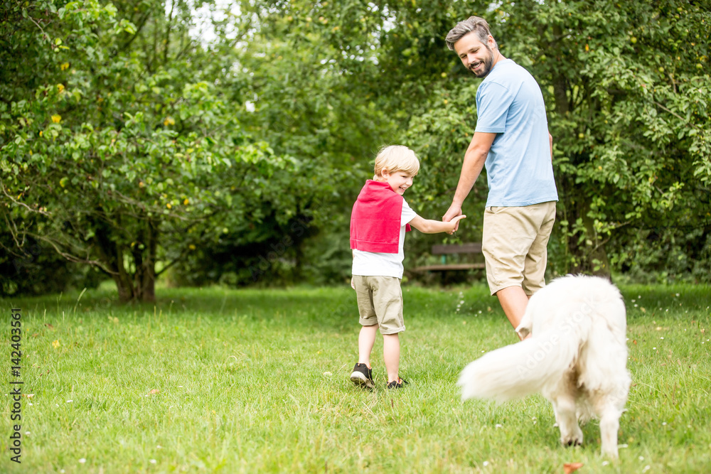 Obraz premium Vater und Junge mit Hund