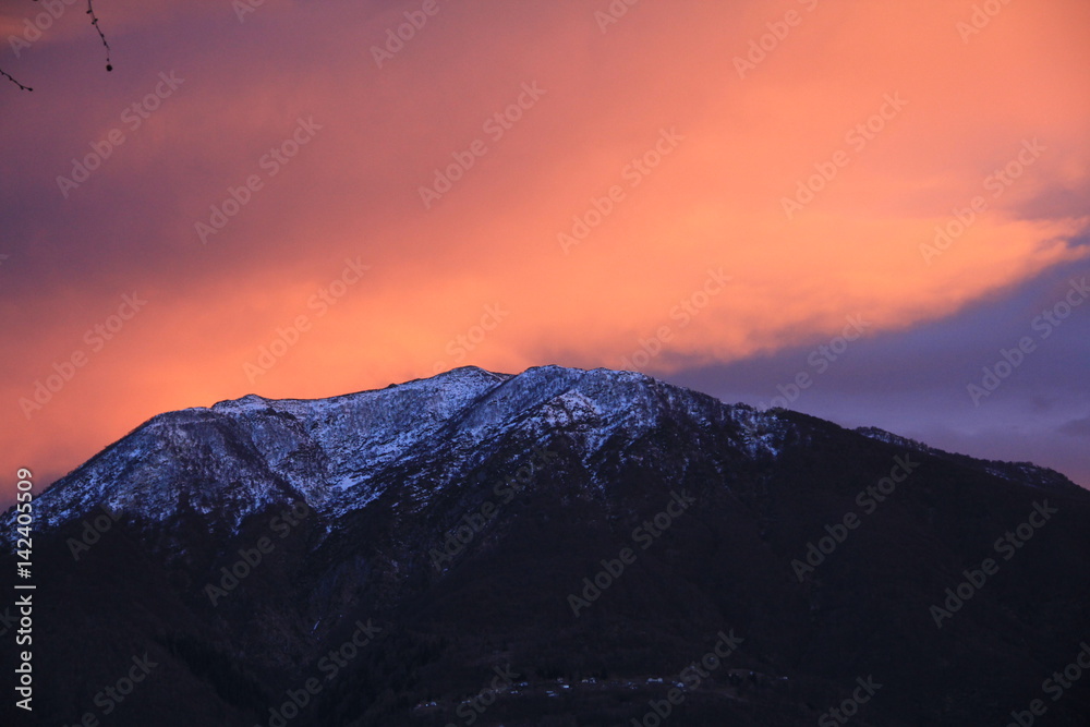Naklejka premium Nuvole rosse