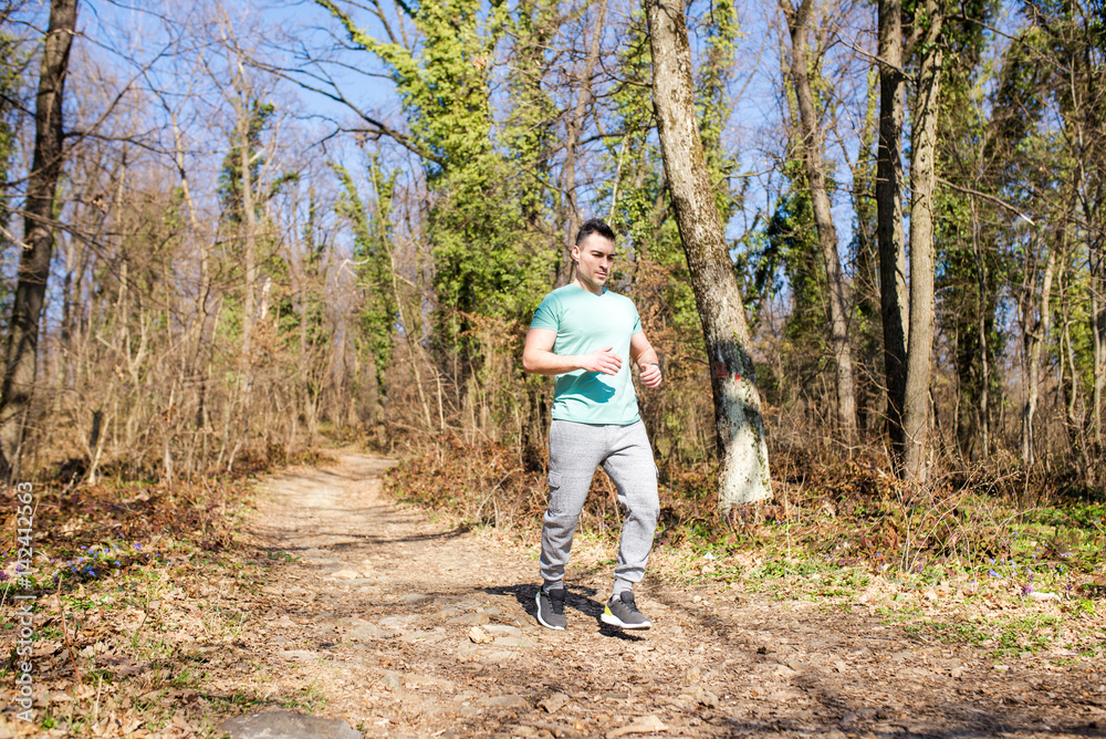 Obraz premium Man jogging in forest