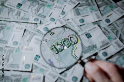 Российские банкноты под увеличительным стеклом
