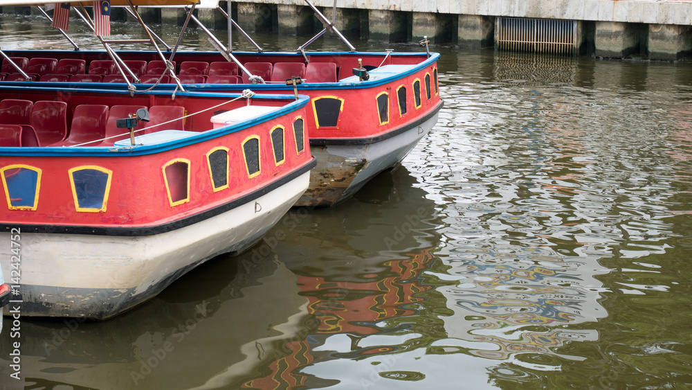 Obraz premium Ferry port of Sungai Melaka or Sungay Melaka and the river for tourist sightseeing along the city of Melaca in Malaysia.