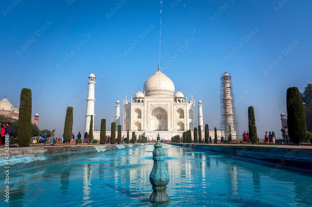 Φωτογραφία The Taj Mahal is an ivory-white marble mausoleum on the south bank of the Yamuna