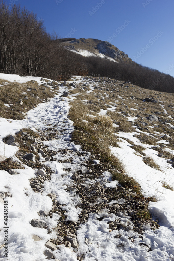 mountain trail with snow at matese park